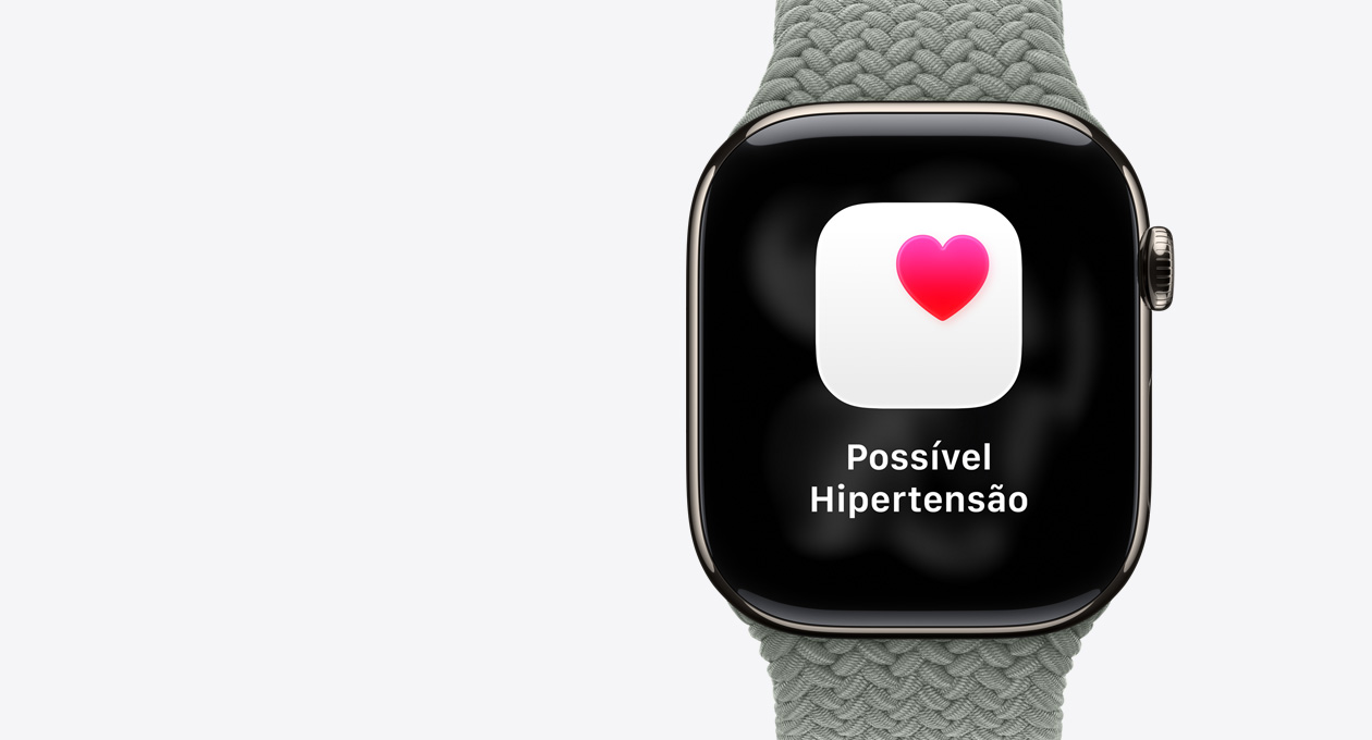 Apple Watch Series 11 com caixa natural de titânio e pulseira loop solo trançada cinza-esverdeada, notificação de possível hipertensão, coração rosa dentro de uma caixa branca, Digital Crown no lado direito