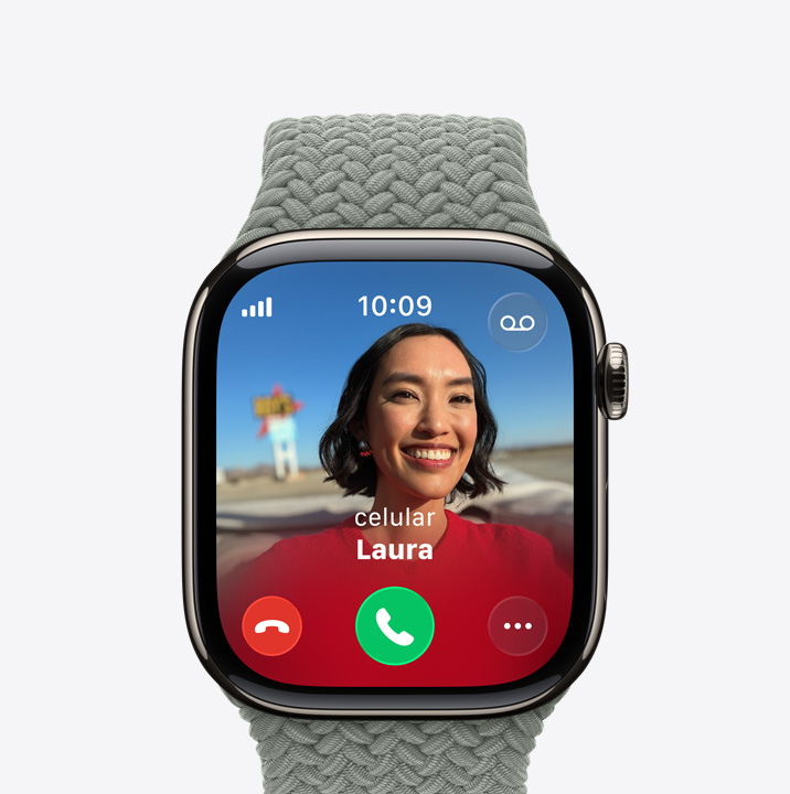 Lateral direita do Apple Watch Series 11 com caixa natural de titânio e pulseira loop solo trançada floresta, chamada recebida, foto de contato, botões para atender e recusar a chamada, Digital Crown