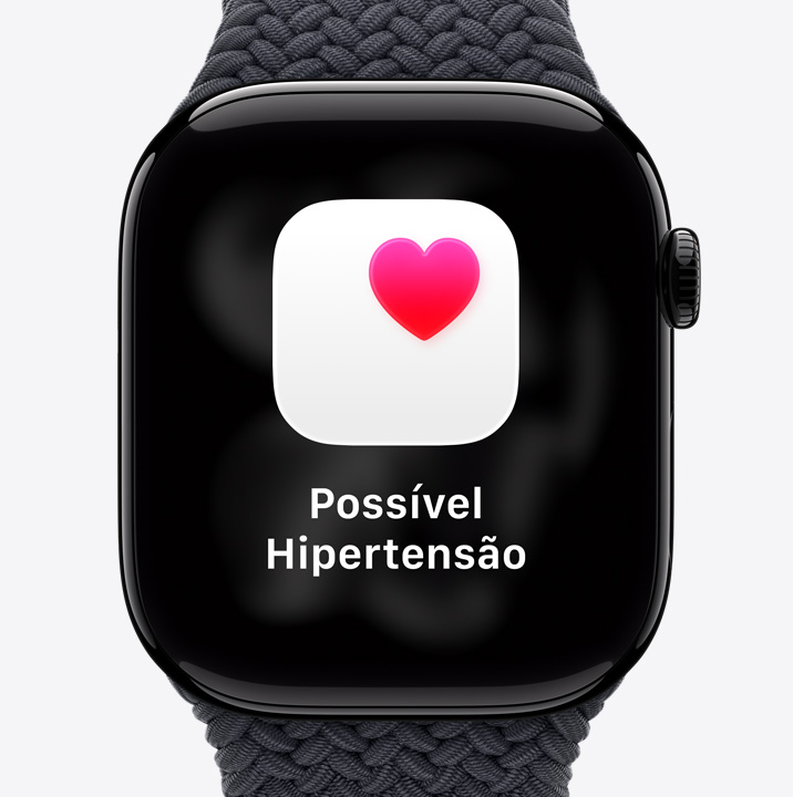 Lateral direita do Apple Watch Series 11 com caixa preta brilhante de alumínio e pulseira loop solo trançada preta, notificação de possibilidade de hipertensão, coração rosa em caixa branca, Digital Crown