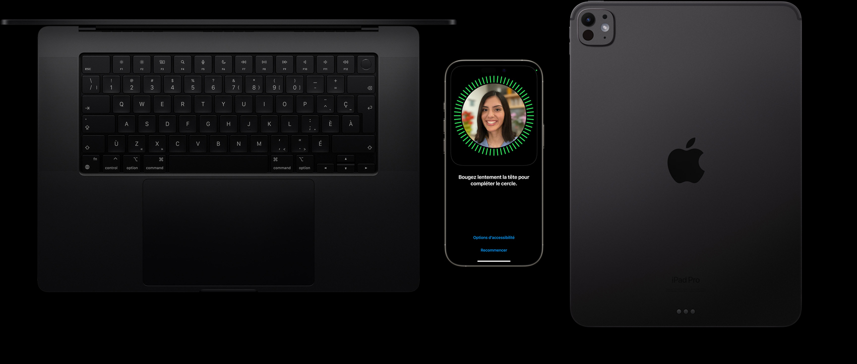 Un MacBook noir infini, un iPhone titane naturel et un iPad noir infini côte à côte; l’iPhone affiche l’écran de configuration de Face ID