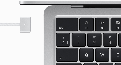 MacBook Air argent avec un câble MagSafe assorti
