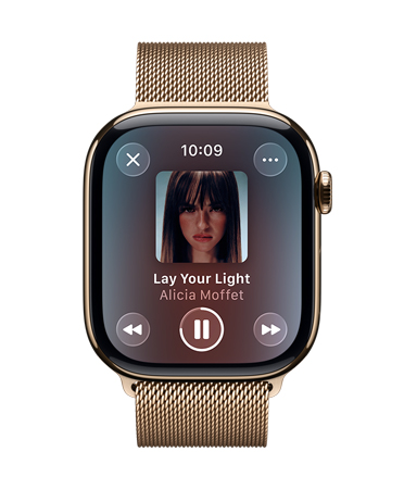 Une Apple Watch en titane or assortie d’un bracelet milanais affichant une chanson en cours de lecture sur Apple Music, et des commandes translucides en Liquid Glass