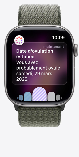 Apple Watch Series 11, boîtier en aluminium gris cosmique, notification de l’estimation de la date d’ovulation par Suivi du cycle dans l’app Santé, Digital Crown, bracelet sport à rabat forêt