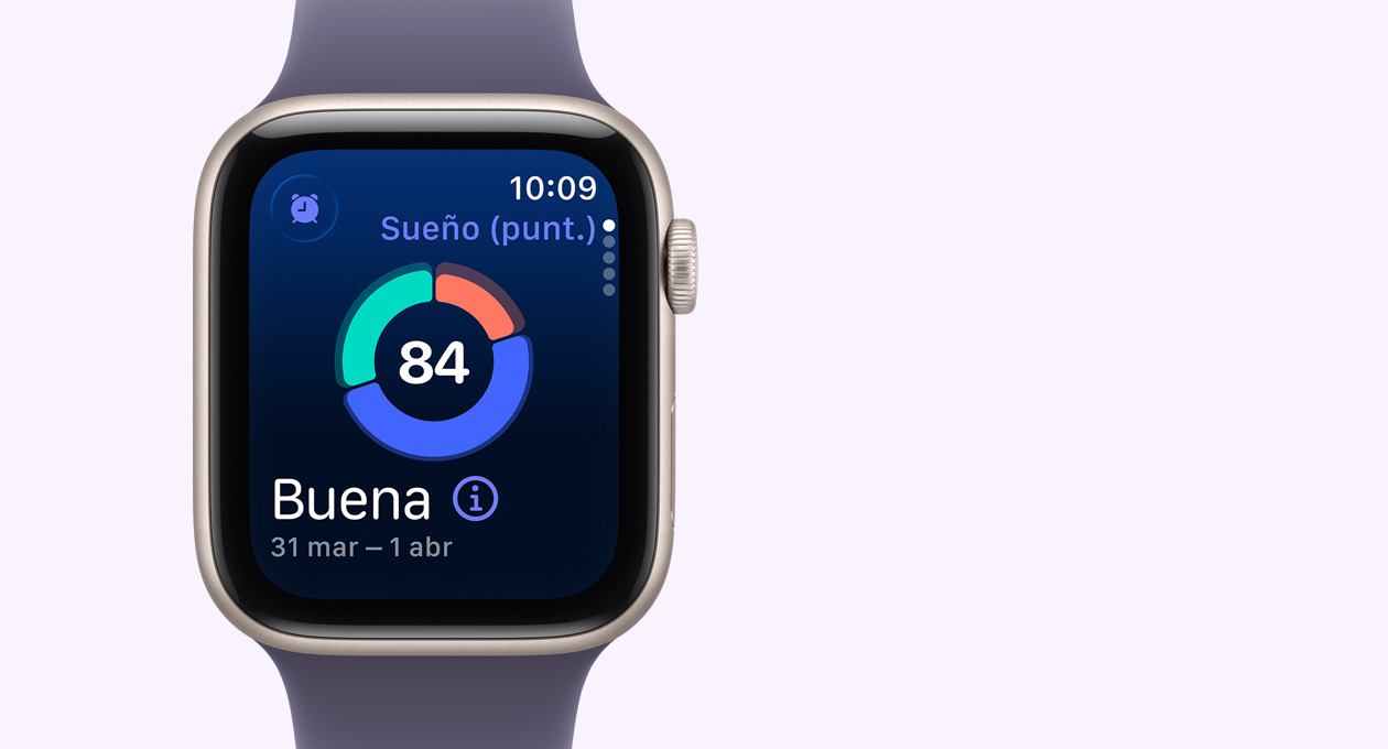 Apple Watch SE 3, caja de aluminio, blanco estelar, la pantalla muestra la gráfica circular de Puntuación de Sueño, parte lateral derecha, Digital Crown, correa deportiva, morado niebla