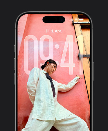 Ein iPhone Sperrbildschirm mit Uhrzeit, die an das gezeigte Foto angepasst ist