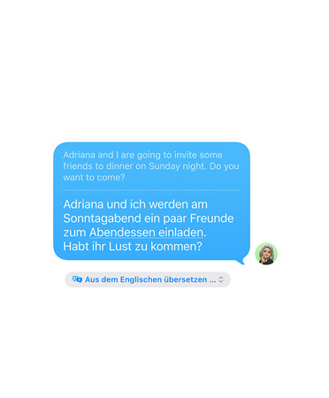 Live Übersetzung in Nachrichten mit der Textnachricht eines Benutzers, die lautet „Adriana und ich laden ein paar Freundinnen am Sonntagabend zum Abendessen ein. Wollt ihr auch kommen?“, und die automatisch ins Spanische übersetzt wurde.