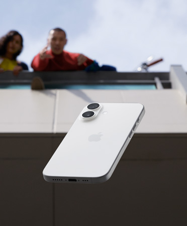 Matkustajan istuimen selkänojan taskuun jätetty hopeanvärinen iPad Air