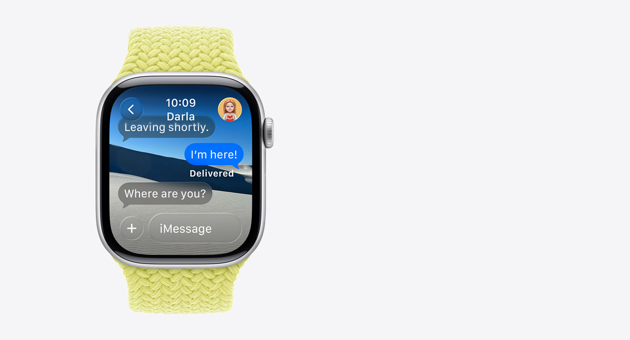 Une Apple Watch argent, bracelet bleu pervenche, avec un message translucide à l’écran qui indique : Où es-tu ?, le mot Suggestions s’affiche en dessous avec l’action intelligente Partager la position pendant 1 heure
