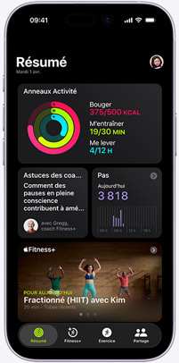 App Apple Fitness+ sur un iPhone affichant l’onglet Résumé dans l’app Forme, montrant les anneaux Activité, les astuces des coachs, le nombre de pas et les séances Fitness+ recommandées