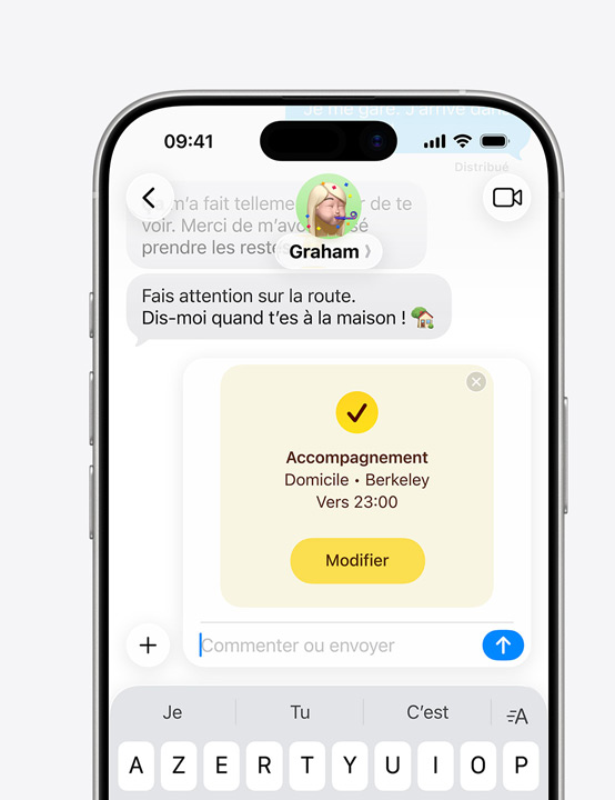 iPhone affichant un fil de discussion dans l’app Messages avec la fonctionnalité Accompagnement en cours d’utilisation