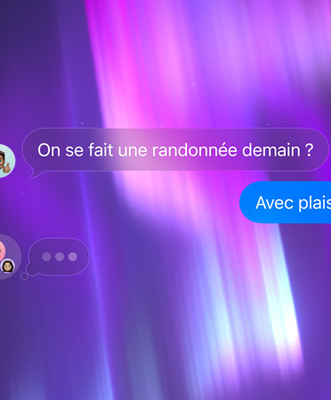 Conversation de groupe dans Messages, sur un fond abstrait rose, violet et bleu