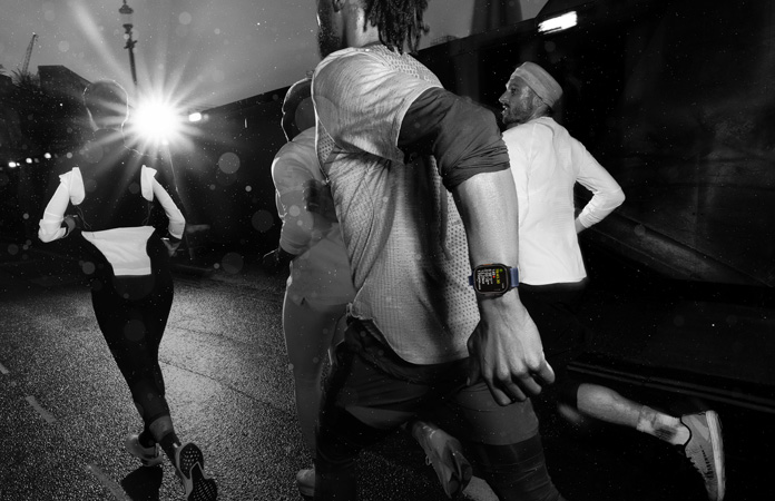 Fekete-fehér fotó kocogókról. A fotón a következő szöveg: „You've just crossed 500 miles for the year. Incredible stuff!”