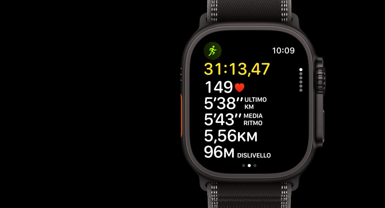 Apple Watch Ultra 3, cassa in titanio nero, app Allenamento, corsa outdoor, lato sinistro, tasto Azione, lato destro, Digital Crown, tasto laterale, cinturino Trail Loop nero/cenere