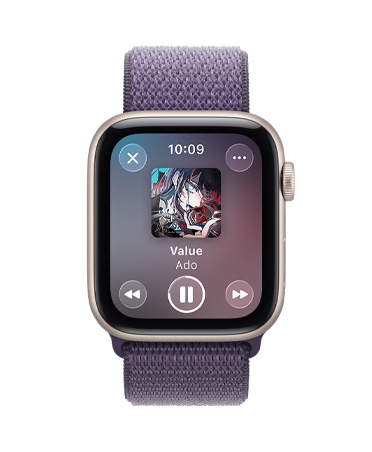 スターライトアルミニウムケースのApple Watch SE 3。メディア再生、Apple Musicが表示されている。右側面にはDigital Crownがあり、パープルフォグのスポーツループバンドが付いている