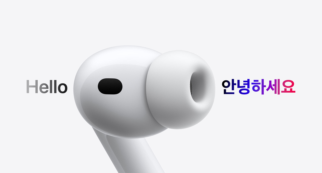 실리콘 팁을 장착한 이어버드가 보이는 AirPods Pro 3, 실시간 번역 기능이 스페인어 문자 ‘hola’를 영어 텍스트 ‘hello’로 변환하는 모습