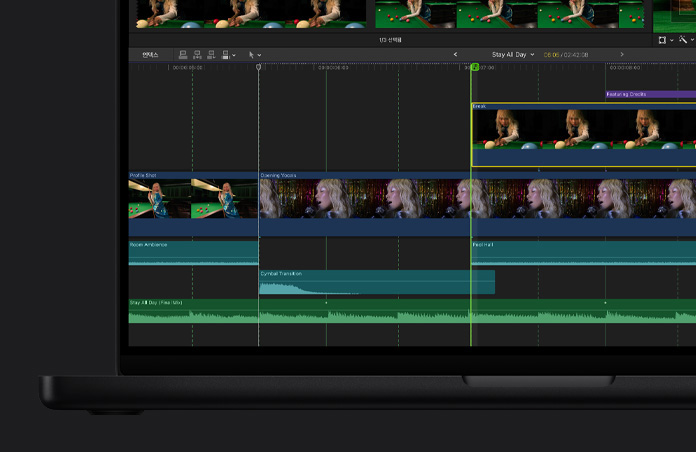 MacBook Pro 16 화면에 세 가지 다른 장면의 비디오 클립과 당구를 치는 여성의 모습, 마이크에 대고 노래하는 여성의 모습이 담긴 Final Cut Pro 타임라인