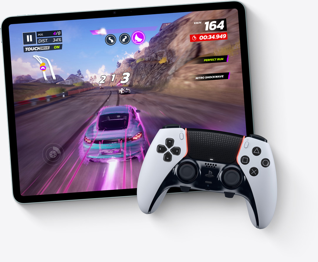 Playstation 컨트롤러와 함께 가로 방향으로 놓인 iPad Air의 화면에서 비디오 게임 ‘아스팔트 레전드 유나이트’를 보여주는 모습