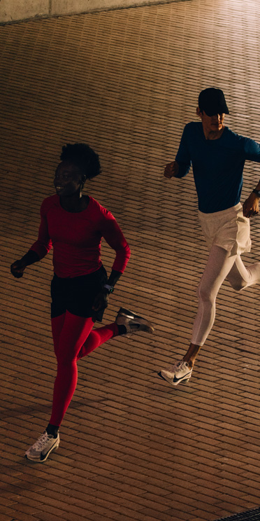 러너들이 Apple Watch Series 11을 차고 운동하는 모습.