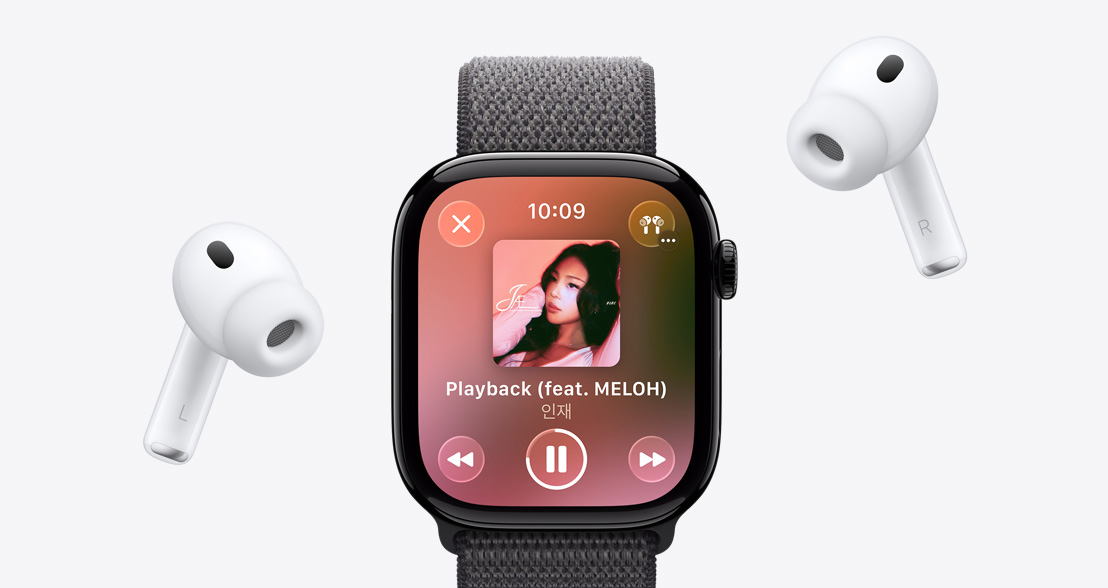 실리콘 팁이 보이는 화이트 색상의 AirPods Pro 3와 Apple Music을 재생 중인 광책 처리된 제트 블랙 색상 알루미늄 케이스의 Apple Watch Series 11, 그리고 다크 그레이 색상 스포츠 루프