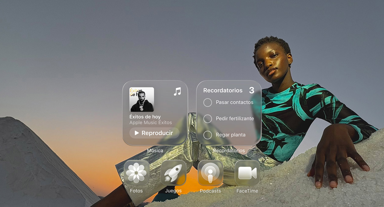 Pantalla de Liquid Glass con íconos translúcidos de apps como Apple Music, Recordatorios, Fotos, Juegos, Podcasts y FaceTime que refractan la luz sobre el fondo de pantalla