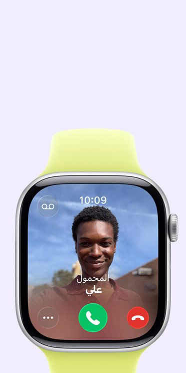 ساعة Apple Watch Series 11، إطار ألومنيوم، لون رمادي فلكي، مكالمة واردة، صورة جهة الاتصال، زرا قبول ورفض المكالمات، الجزء الخارجي الأيمن، التاج الرقمي، حزام رياضي، لون أصفر نيون