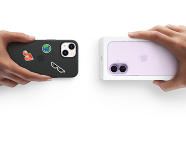 Una mano sostiene un iPhone 13 en una funda de silicón con stickers en la parte posterior y, al lado, una mano sostiene una caja con un nuevo iPhone 17 para hacer el canje