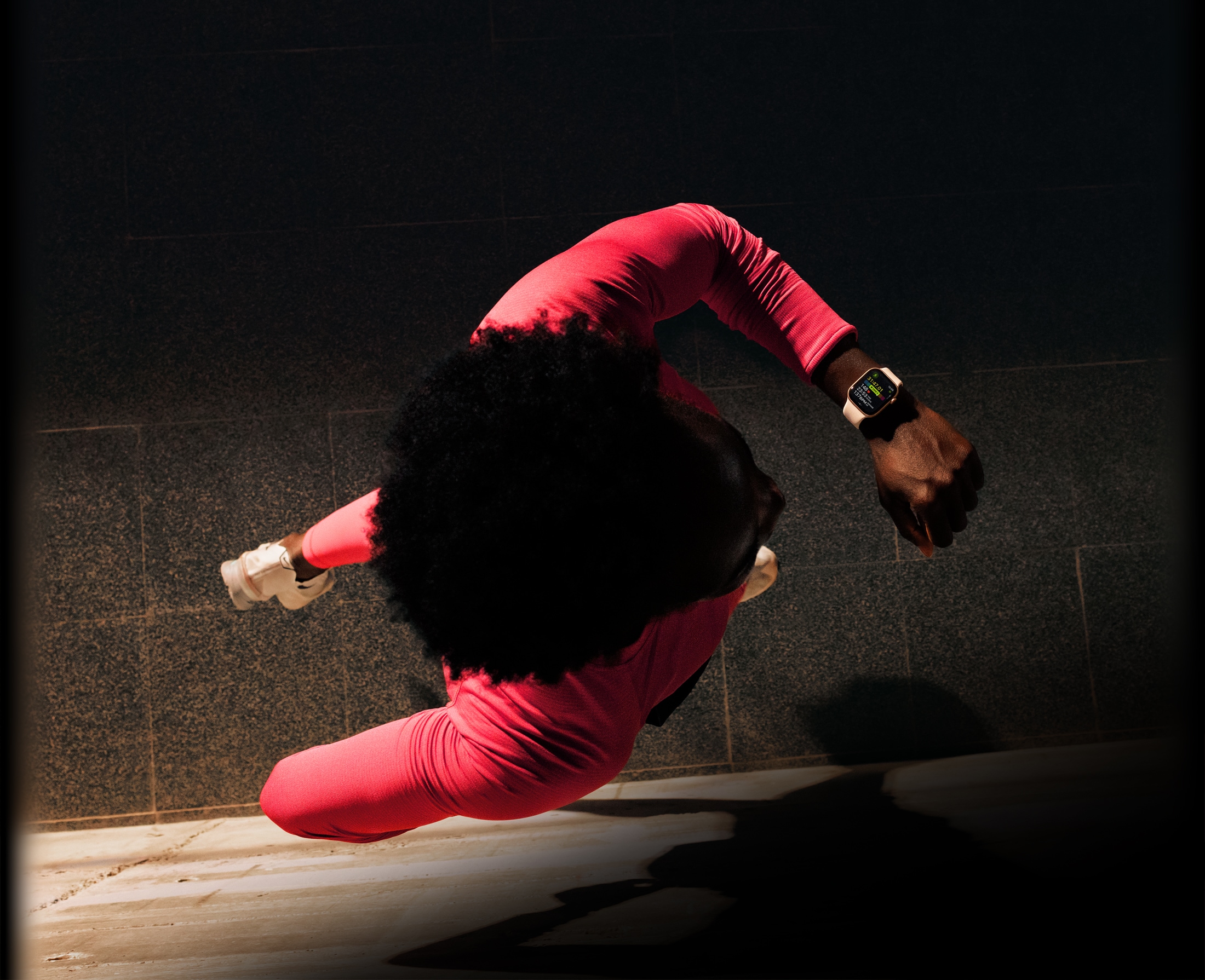 Biegnąca osoba sprawdza postępy w aplikacji Trening na Apple Watch Series 11