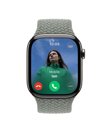 Apple Watch Series 11 z kopertą z tytanu w kolorze naturalnym, pleciona opaska Solo w kolorze szarozielonym, połączenie przychodzące, widać zdjęcie osoby dzwoniącej, przyciski akceptacji lub odrzucenia połączenia, widać prawy bok urządzenia i pokrętło Digital Crown