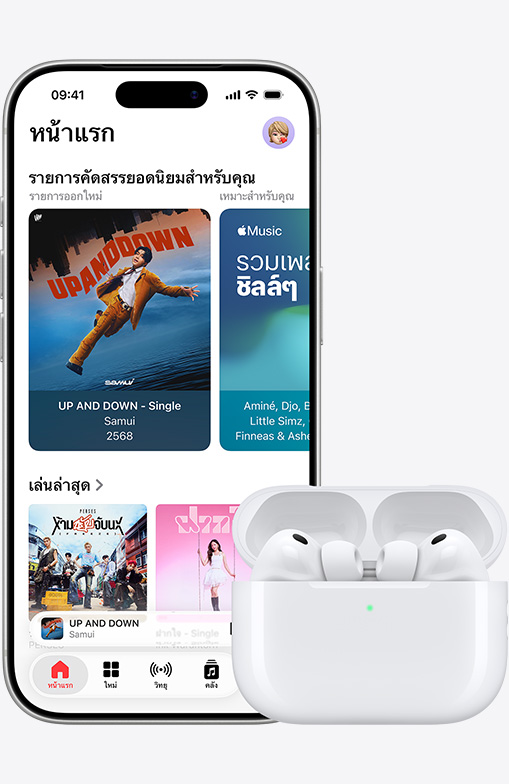 iPhone 17 Pro, ภายนอกด้านหน้า, แอป Apple Music บนหน้าจอโฮมเปิดอยู่, วางอยู่ถัดจาก AirPods Pro 3 ในเคสชาร์จ MagSafe ซึ่งเปิดอยู่