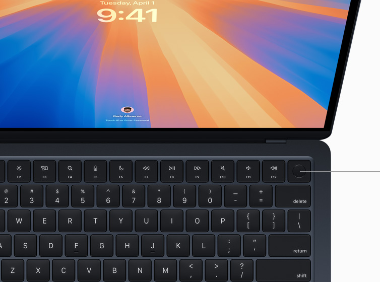 MacBook Air แสดงให้เห็นผู้ใช้กำลังอนุมัติการชำระเงินสำหรับการซื้อสินค้าออนไลน์โดยใช้ Touch ID