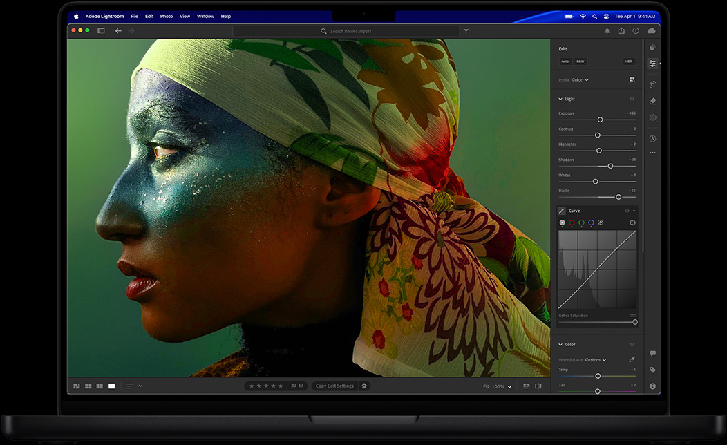 หน้าจอของ MacBook Pro แสดงการปรับแต่งภาพถ่ายของผู้หญิงคนหนึ่งใน Adobe Lightroom