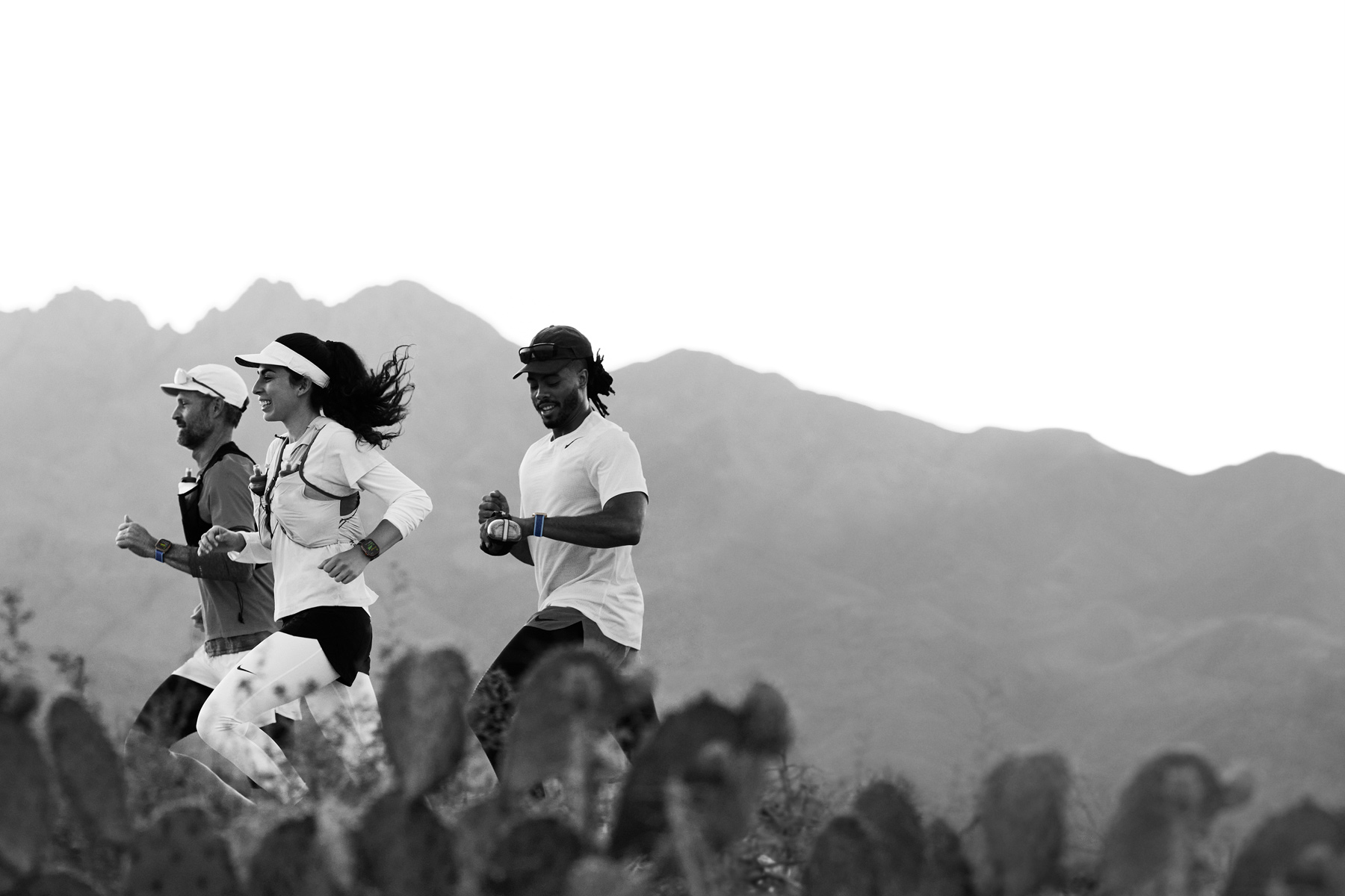 Çöldeki bir yürüyüş yolunda Apple Watch Ultra 3 ile antrenmanlarını takip eden koşucular