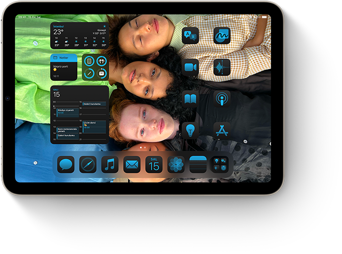 iPad mini’de, ana ekrandaki kişiselleştirilmiş duvar kağıdıyla koordine çalışan uygulamalar ve araç takımları gösteriliyor.