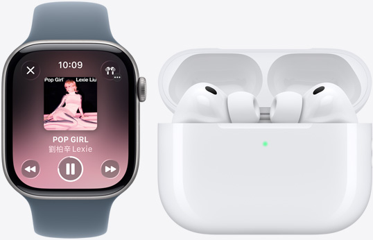Apple Watch Series 11 展示 Apple Music app 的播放中畫面；白色 AirPods Pro 3，展示兩邊耳機、矽膠耳塞套、麥克風；敞開的 MagSafe 充電盒中，展示充電盒的圓角設計