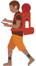 Person med høreapparat og en vandrerygsæk på ryggen ser ned på sin iPhone i hånden