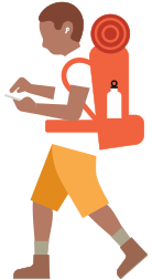 Person med høreapparat og en vandrerygsæk på ryggen ser ned på sin iPhone i hånden