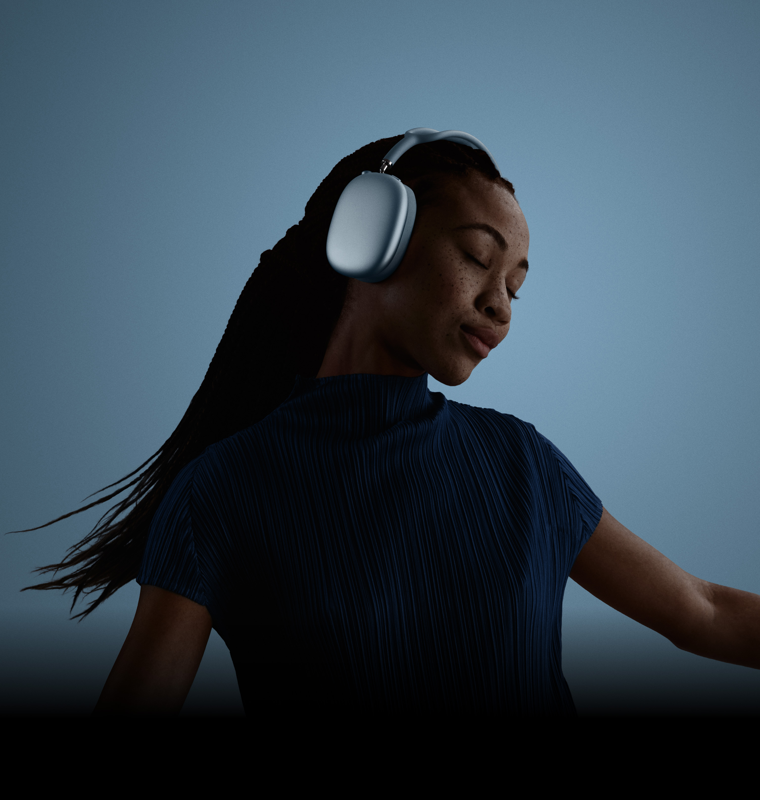 ผู้หญิงสวม AirPods Max หลับตาและเอียงศีรษะไปด้านซ้าย