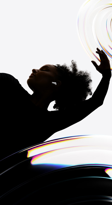 AirPods Pro 3 dans les oreilles d’une personne qui danse tout en profitant d’une expérience d’écoute sans fil