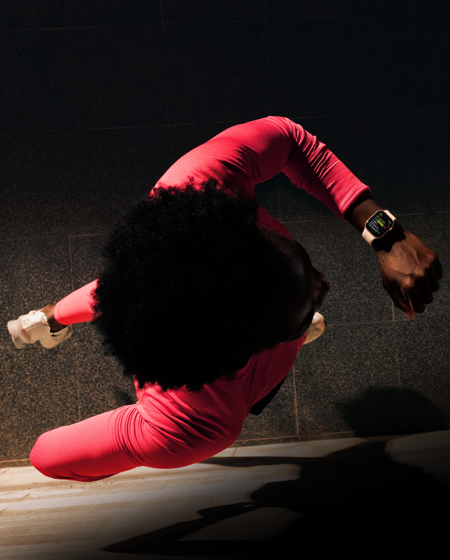 O persoană verifică progresul în aplicația Exerciții de pe Apple Watch Series 11 în timp ce alergă