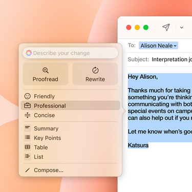 Một email công việc có một câu lệnh Apple Intelligence.