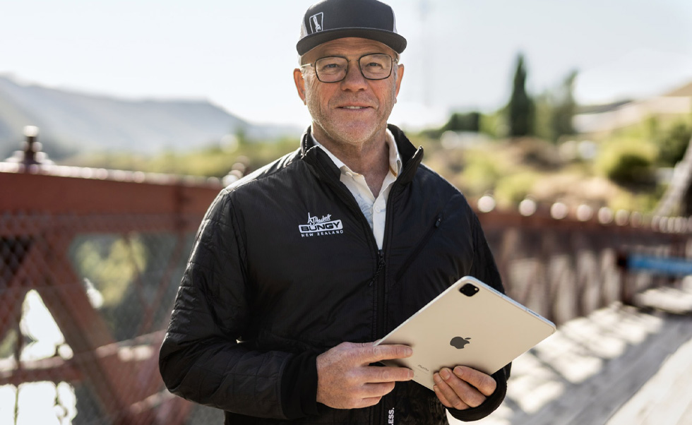 Henry van Asch je generálním ředitelem a spoluzakladatelem firmy AJ Hackett Bungy New Zealand.