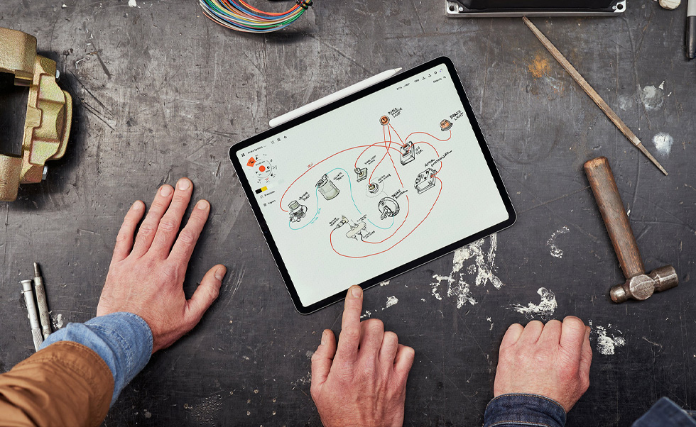Za pomocą iPhone’a, iPada i Apple Pencil zespół skanuje pojazdy oraz tworzy moodboardy i modele 3D.