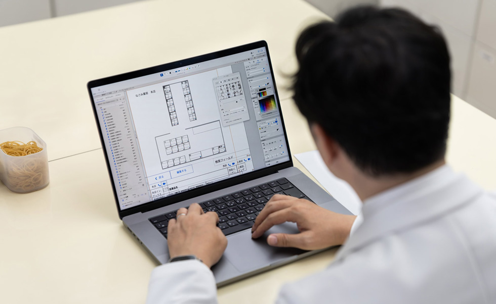 Watanabe vytvořil vlastní digitální systém, ve kterém zaměstnanci spravují komplexní skladové zásoby léků na předpis.