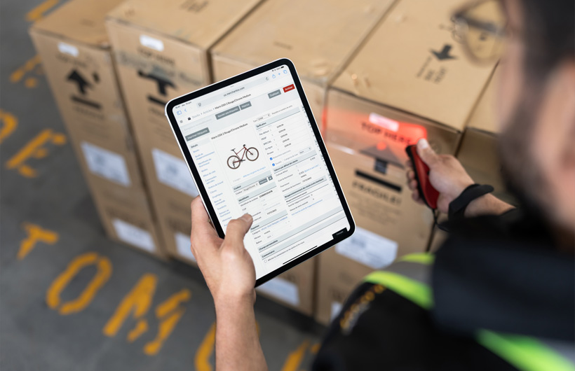 El jefe de bodega Inston Gurdian usa el iPad para optimizar la gestión de inventario y los envíos.