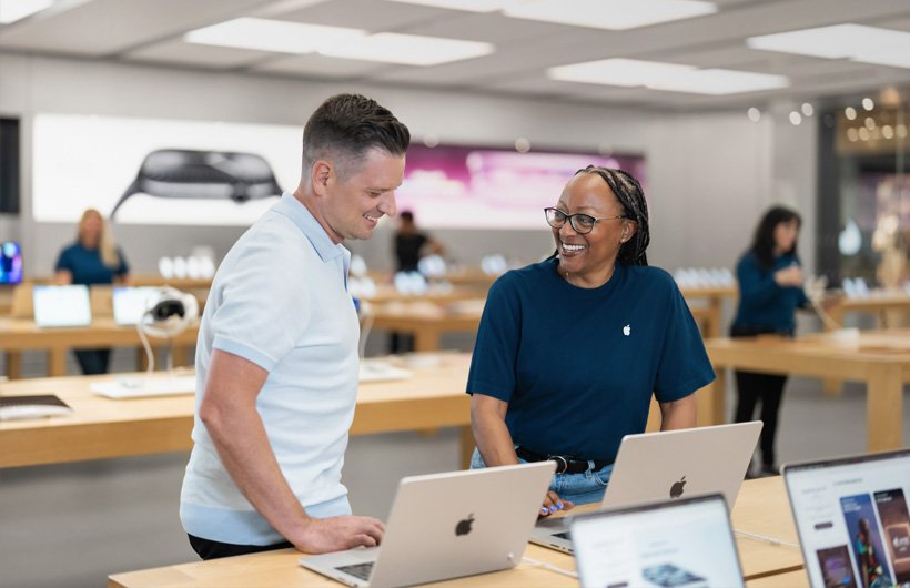 El CEO Marc-André Lebeau recibe soporte técnico de Kareema, quien forma parte del equipo de negocios, en un Apple Store local.