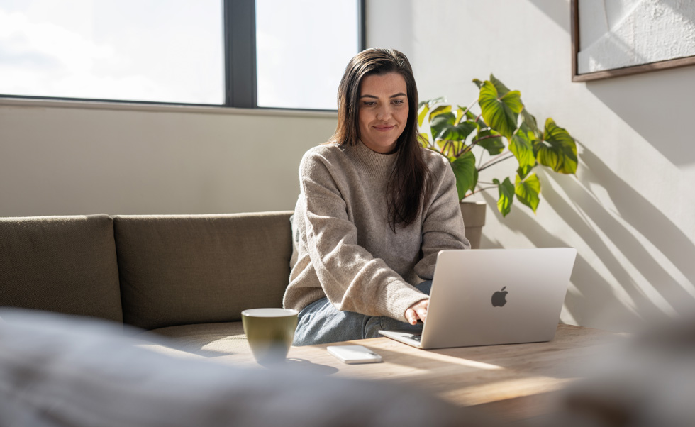 Les membres du personnel infirmier peuvent donner des conseils et rassurer la clientèle depuis leur domicile grâce au MacBook Air.