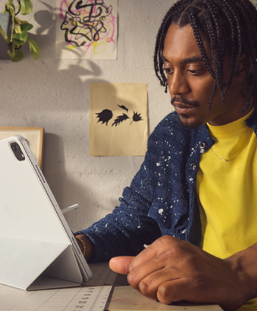 Una persona che usa un iPad Air con custodia Smart Folio a una distanza sicura per la vista