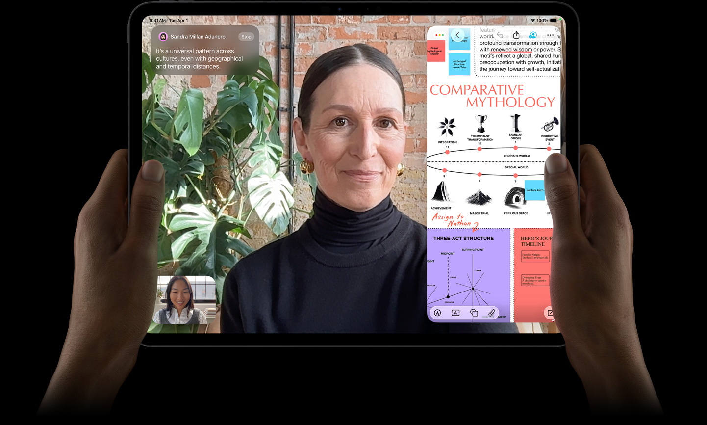 iPad Pro, Vorderansicht, Farbe Space Schwarz, linke und rechte Hand halten es im Querformat, gerundete Ecken, schwarzer Displayrand, das Display zeigt ein FaceTime Gespräch, das live übersetzt wird, und eine Lernapp zeigt eine Präsentation zu «Vergleichende Mythologie» mit Text, Diagrammen und handschriftlichen Notizen
