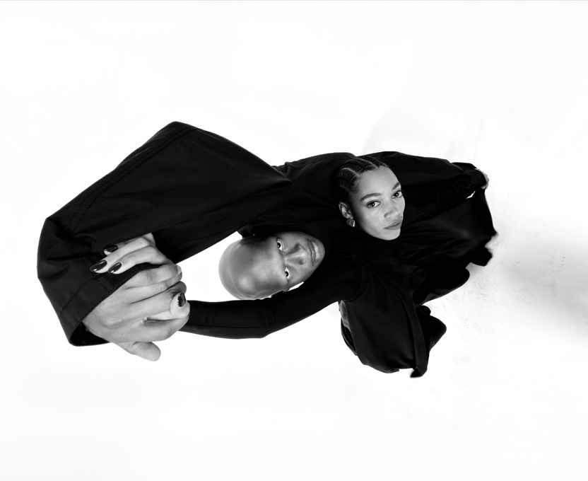 صورة أبيض وأسود بزاوية واسعة لرجل وسيدة تُظهر إمكانات الكاميرا الواسعة للغاية في جهاز iPhone 17 Pro