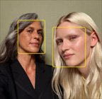 نمط 'في الوسط' للصور قيد الاستخدام ويُبرز وجوه ثلاثة أشخاص